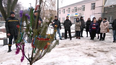 Що робити під час загоряння новорічної ялинки — розповіли черкаські рятувальники Що робити під час загоряння новорічної ялинки — розповіли черкаські рятувальники