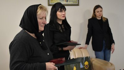 Рідним загиблих у Маріуполі нацгвардійців з Волині вручили державні відзнаки