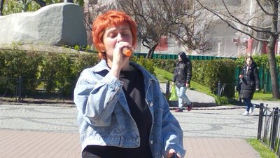 Колонка, мікрофон та текст пісні у телефоні: як херсонка співала українські пісні у середмісті окупованого Херсона Колонка, мікрофон та текст пісні у телефоні: як херсонка співала українські пісні у середмісті окупованого Херсона