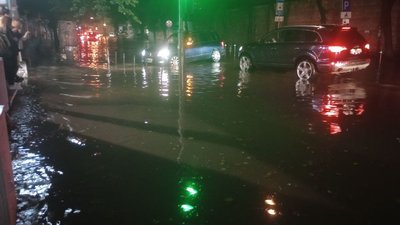 Через грозу у Франківську затопило вулиці Через грозу у Франківську затопило вулиці