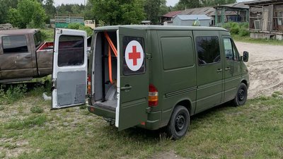 Волонтери з Хмельниччини переобладнують автомобілі в санітарні машини для ЗСУ