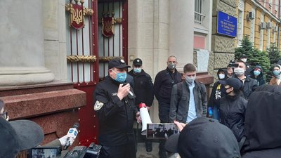 "Авакова у відставку!" - в Івано-Франківську мітингують під будівлею поліції "Авакова у відставку!" - в Івано-Франківську мітингують під будівлею поліції