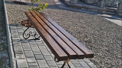 Біля пам'ятника Міцкевичу встановили лавки