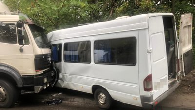 У Дніпрі міжміський автобус потрапив у ДТП: травмувалися 7 людей