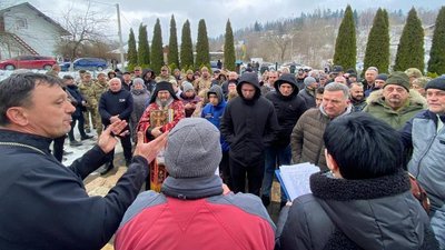 Мешканці зібралися біля храму Мешканці зібралися біля храму