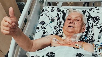 80-річна жінка з Львівщини, якій зробили складну операцію на серці, станцювала на весіллі онуки
