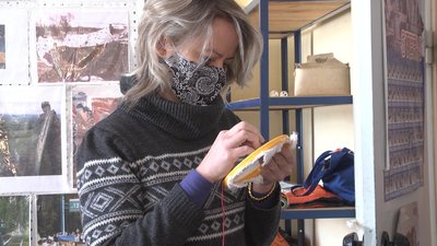 Планують дарувати до Дня вишиванки: на Донеччині вишивають сорочки для немовлят