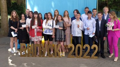У луцьких школах дев'ятикласникам вручили атестати. Як це було