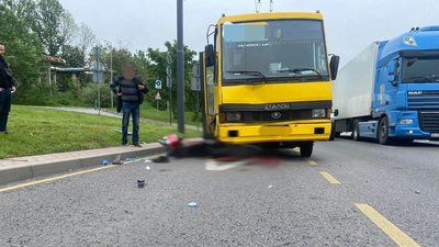 У Львові зіткнулися маршрутка та скутер: загинув 22-річний хлопець