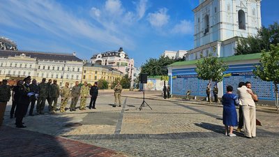Нагородження Михайла Чабаненка посмертно нагородою "Золота Зірка", родина загиблого отримує нагороду від Президента України Володимира Зеленського Нагородження Михайла Чабаненка посмертно нагородою "Золота Зірка", родина загиблого отримує нагороду від Президента України Володимира Зеленського