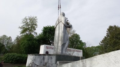 У Червонограді на Львівщині демонтували фігуру з меморіального комплексу "Вічний вогонь"