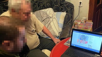 Чоловік показує сторінку в соцмережі "Однокласники" Чоловік показує сторінку в соцмережі "Однокласники"