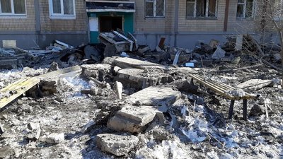 У п’ятиповерхівку в районі Нових будинків у Харкові влучив снаряд У п’ятиповерхівку в районі Нових будинків у Харкові влучив снаряд