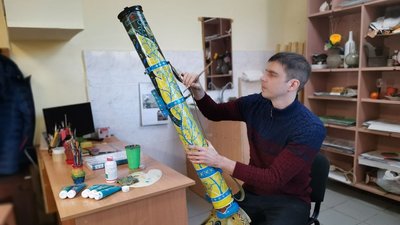 Викладачі художньої школи у Полтаві розмальовують боєприпаси, аби зібрати гроші для бійців Викладачі художньої школи у Полтаві розмальовують боєприпаси, аби зібрати гроші для бійців