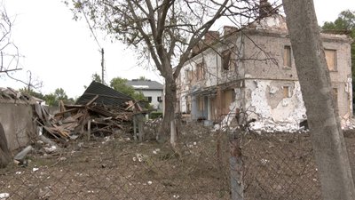 З пошкодженої внаслідок атаки РФ у Луцьку дев'ятиповерхівки мешканці виносять цінні речі З пошкодженої внаслідок атаки РФ у Луцьку дев'ятиповерхівки мешканці виносять цінні речі