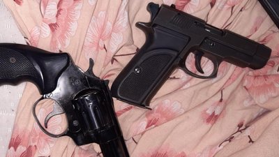Затримали чоловіка. Миколаївець вдома зберігав три пістолети та гранату Затримали чоловіка. Миколаївець вдома зберігав три пістолети та гранату