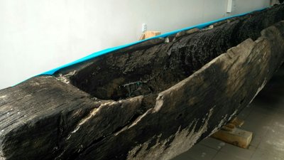 Волинський човен-довбанку оглянули столичні науковці. Які висновки Волинський човен-довбанку оглянули столичні науковці. Які висновки