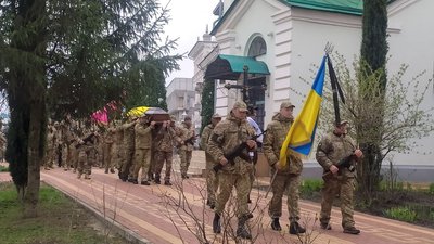 "На війну пішов добряком". У Сумах попрощалися із загиблим захисником Вадимом Жоровим "На війну пішов добряком". У Сумах попрощалися із загиблим захисником Вадимом Жоровим