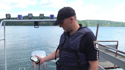 Кермувальників плавзасобів на алкоголь теж перевіряють драгером. Фото: Суспільне. Кермувальників плавзасобів на алкоголь теж перевіряють драгером. Фото: Суспільне.