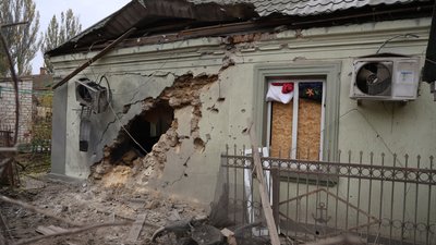 Херсон, обстріли, атаки РФ, удар росіян, зруйнований будинок 