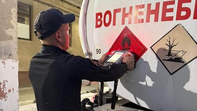 На Закарпатті знайшли понад 28 тисяч пачок сигарет в автоцистерні