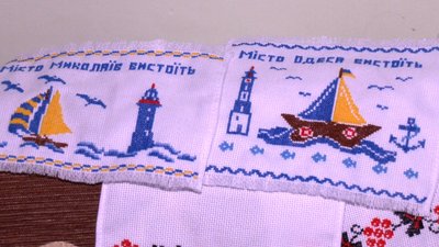 Байрактар, Мрія, Патрон і Півник на полотні: рівнянка Ольга Вус вишиває патріотичні сюжети Байрактар, Мрія, Патрон і Півник на полотні: рівнянка Ольга Вус вишиває патріотичні сюжети