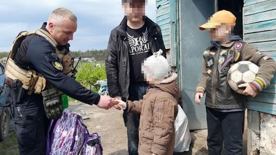 Поліція вивезла з Куп'янська на Харківщині сімох дітей Поліція вивезла з Куп'янська на Харківщині сімох дітей