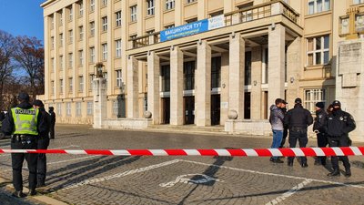 Повідомлення про замінування Закарпатської облради: на місці працює поліція Повідомлення про замінування Закарпатської облради: на місці працює поліція