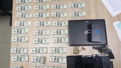 СБУ спіймала у Дніпрі приватних детективів, які прослуховували смартфони українців СБУ спіймала у Дніпрі приватних детективів, які прослуховували смартфони українців