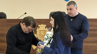 Рідним загиблих військових з Хмельниччини вручили державні відзнаки Рідним загиблих військових з Хмельниччини вручили державні відзнаки