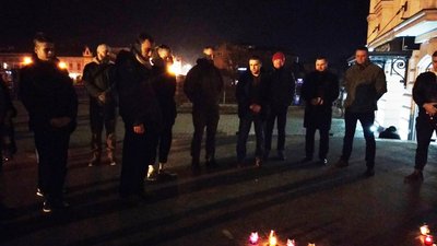 Хвилина мовчання, лампадки, спогади про події. В Ужгороді вшанували пам'ять Героїв Небесної Сотні Хвилина мовчання, лампадки, спогади про події. В Ужгороді вшанували пам'ять Героїв Небесної Сотні