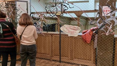 Львівські театрали плетуть маскувальну сітку із реквізиту, який використовували у виставі Львівські театрали плетуть маскувальну сітку із реквізиту, який використовували у виставі
