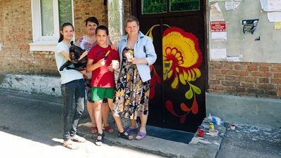 Квіти на стінах – житомирянка розписала свій під’їзд в стилі Марії Примаченко та петриківського розпису Квіти на стінах – житомирянка розписала свій під’їзд в стилі Марії Примаченко та петриківського розпису