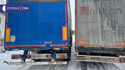 Стоять добу: дві фури у Сумах застрягли і не можуть рушити з місця Стоять добу: дві фури у Сумах застрягли і не можуть рушити з місця