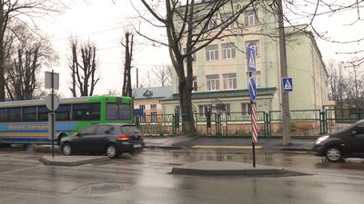 У Житомирі біля школи №8 встановили пішохідний перехід з острівцями безпеки