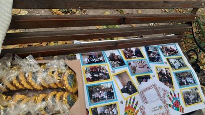 У Херсоні діти з колективу "Янголи добра" принесли подарунки інвалідам та ветеранам війни У Херсоні діти з колективу "Янголи добра" принесли подарунки інвалідам та ветеранам війни