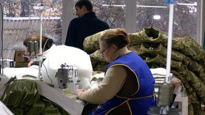 Понад 100 курток на день: у Чернігові підприємство шиє форму для ЗСУ