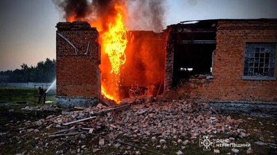 Атака росіян на Чернігівський район: загорівся будинок, пошкоджений цех підприємства