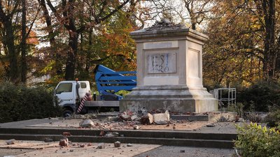 У Польщі вперше демонтували одразу чотири памʼятники, присвячені Червоній армії. Фото У Польщі вперше демонтували одразу чотири памʼятники, присвячені Червоній армії. Фото