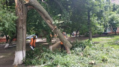У Краматорську ліквідують наслідки негоди У Краматорську ліквідують наслідки негоди