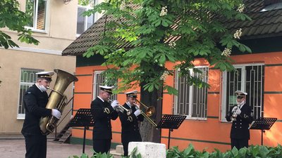 В Одесі оркестр ВМС влаштував концерт для медиків, які лікують хворих на COVID-19
