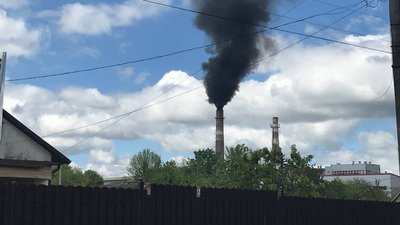 Луцький цукровий завод другий тиждень задимлює мікрорайон: що кажуть екологи та влада Луцький цукровий завод другий тиждень задимлює мікрорайон: що кажуть екологи та влада