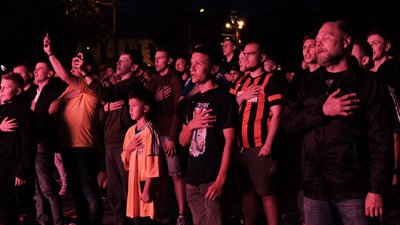 Спільний перегляд та підйом на гору. Як вболівають за збірну у Чернівцях Спільний перегляд та підйом на гору. Як вболівають за збірну у Чернівцях