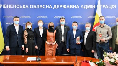 Крім того, цього року переможці обласного етапу вперше отримали спеціальні відзнаки, які нагадуватимуть їм про цю знакову у професійному житті подію. Крім того, цього року переможці обласного етапу вперше отримали спеціальні відзнаки, які нагадуватимуть їм про цю знакову у професійному житті подію.