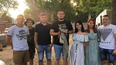 В Одесі виснажених канюків дістали з машини, один загинув В Одесі виснажених канюків дістали з машини, один загинув