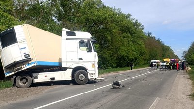 Легковик зіткнувся з вантажівкою: смертельне ДТП поблизу Тернополя Легковик зіткнувся з вантажівкою: смертельне ДТП поблизу Тернополя