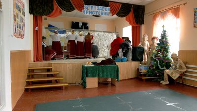 Учасниці вокального ансамблю "Журавлина" під час репетицій плетуть маскувальні сітки для військових Учасниці вокального ансамблю "Журавлина" під час репетицій плетуть маскувальні сітки для військових
