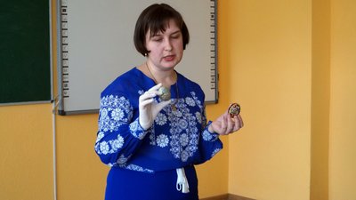 На Львівщині переселенці розмальовують великодні пряники для бійців – фоторепортаж