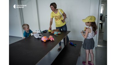 "Нормальні будиночки нам поляки зробили, але у своїй хаті краще". Як живуть у модульному містечку в Бородянці