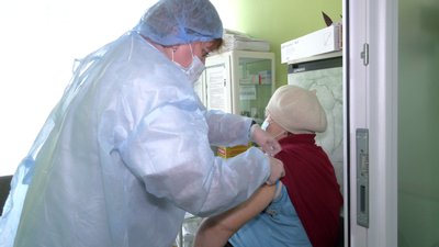 На виборчих дільницях у Харкові від COVID за пів дня щепили 3000 людей
